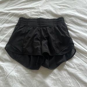 Lululemon size 4 2.5” hotty hot shorts black high rise